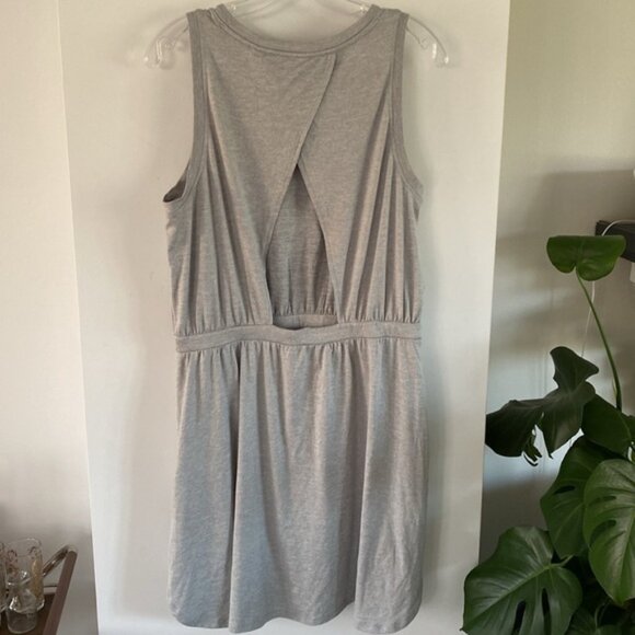 GapFit Sleeveless CutOut Dress in Brushed Tech Jersey GAP M stretch open back - Picture 4 of 5